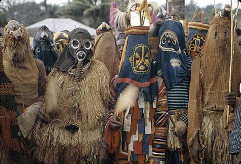 “Igbo Mask” – A Captivating Dance Between Human Form and Spiritual Essence!