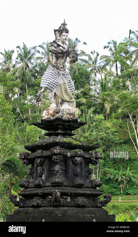 Tampak Siring -  Tạc Tượng Thần Thoại Trong Một Bối Cảnh Thiên Nhiên Rực Rỡ!