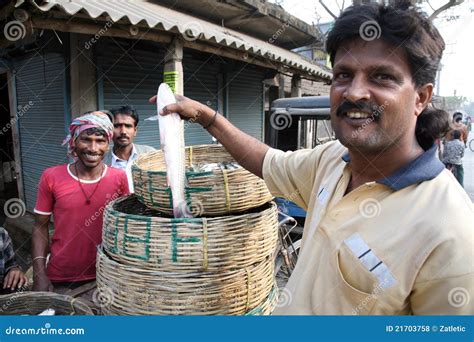 The Fish Vendor -  One Brushstroke's Tale of Daily Life Amidst Vibrant Realism!